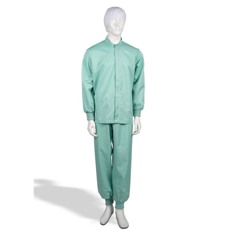 Vestilab todelt vaskbar bekledning til renrom. Grønn kort jakke og grønn bukse på en dukke. Fra AET. Varenr: VECP104