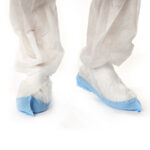Skoovertrekk m/ antiskli såle fra AET. Non-woven materiale med lys blå såle i antiskli PE-materiale.